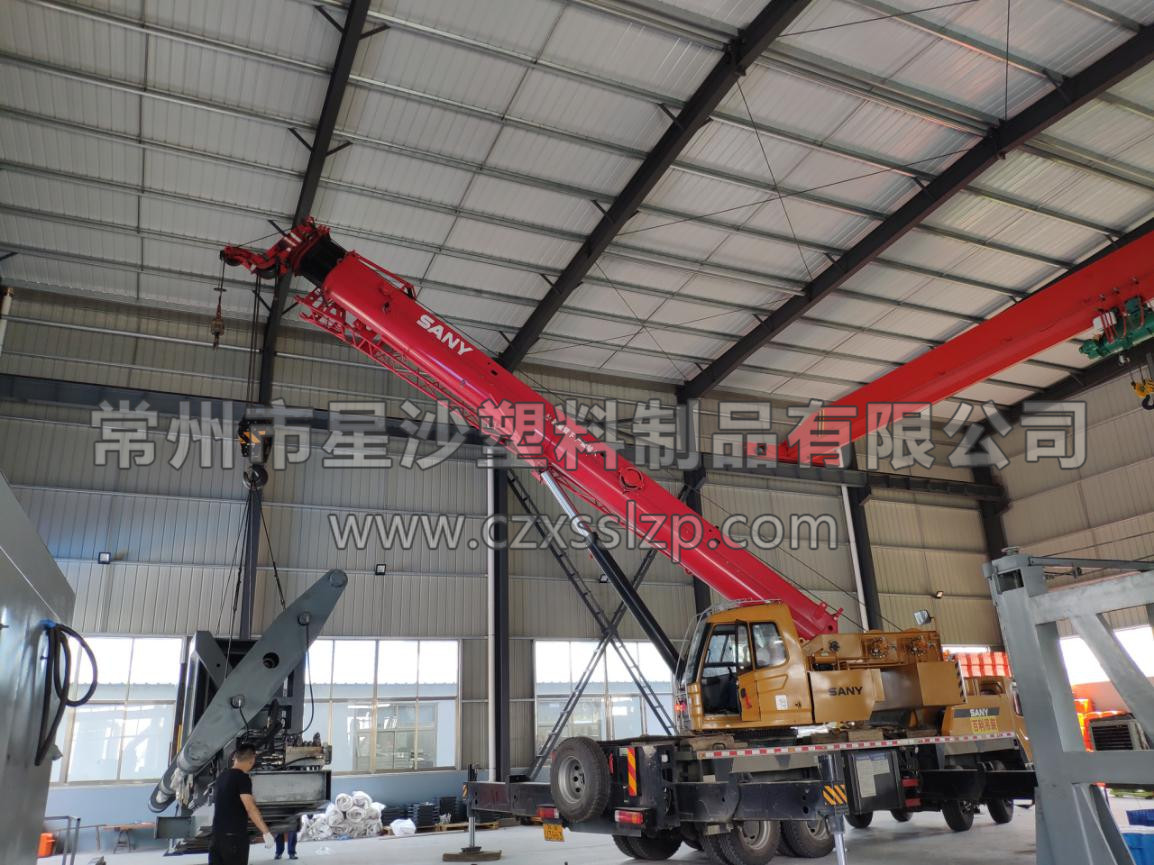 工作人員合作無間，正在進行吹塑機卸車工作3