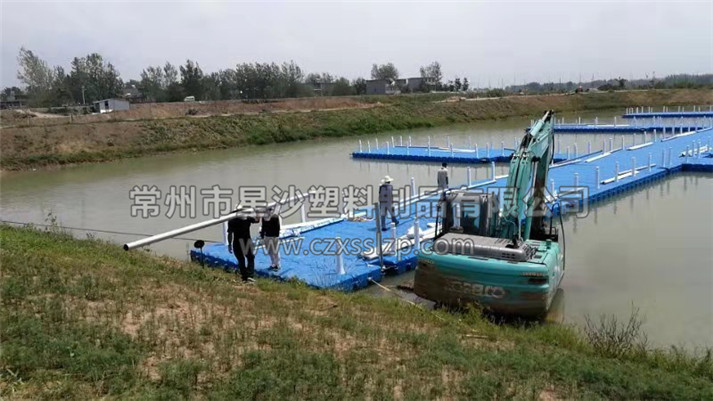 水上木屋浮筒平臺(tái)已經(jīng)按照?qǐng)D紙要求安裝完畢，圖為挖機(jī)正在進(jìn)行鋼管打樁工作。